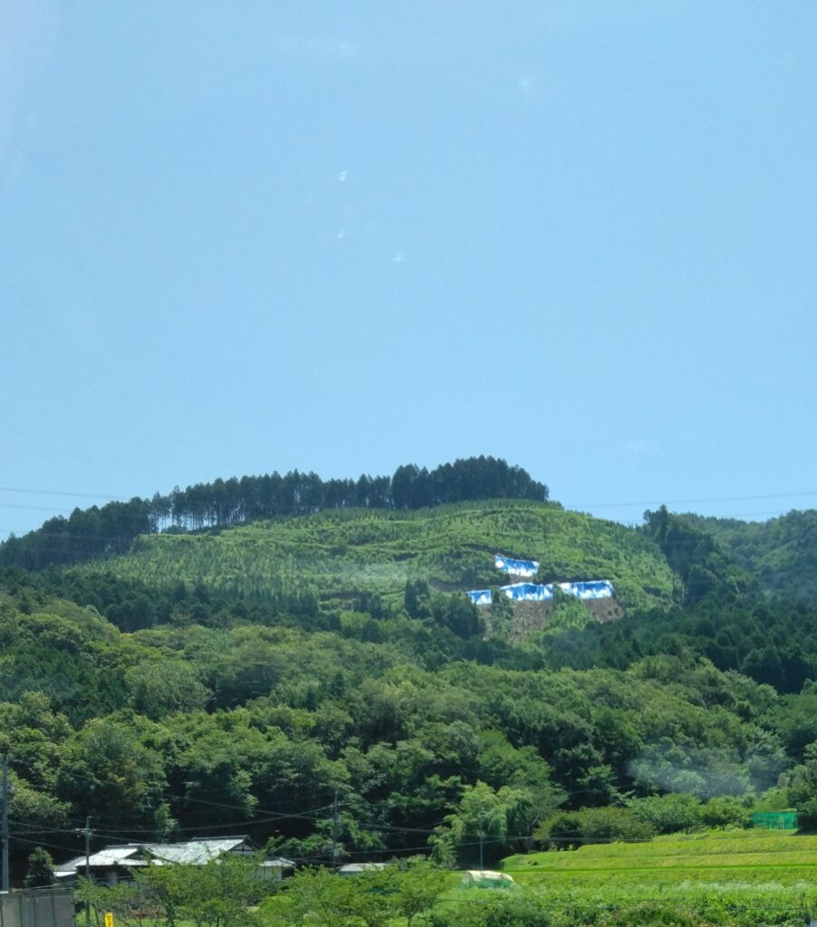 山のあちこちを削る光景を最近よく見ます