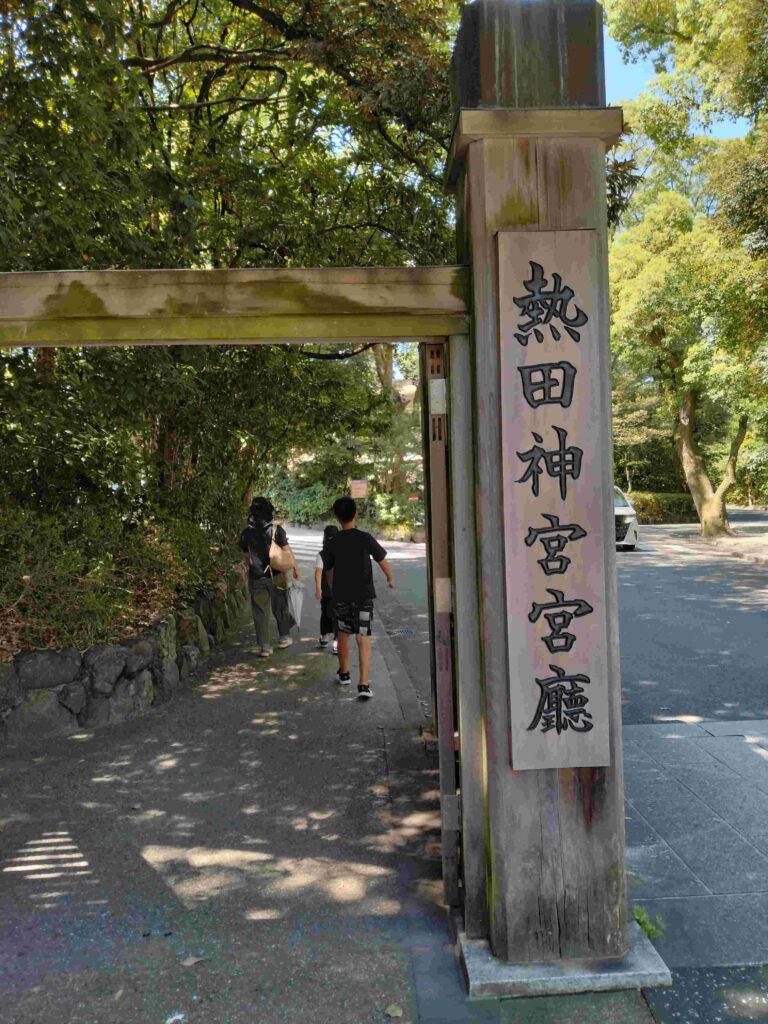 熱田神宮の駐車場近くの門