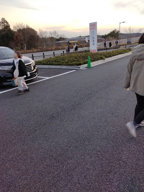 北一駐車場から外周を右回りして出口に向かう